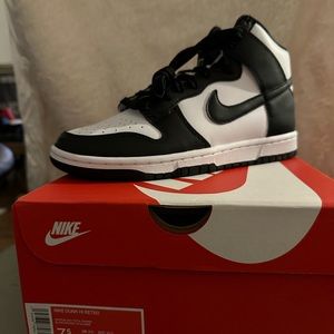 New men’s 7.5 panda high tops never worn.